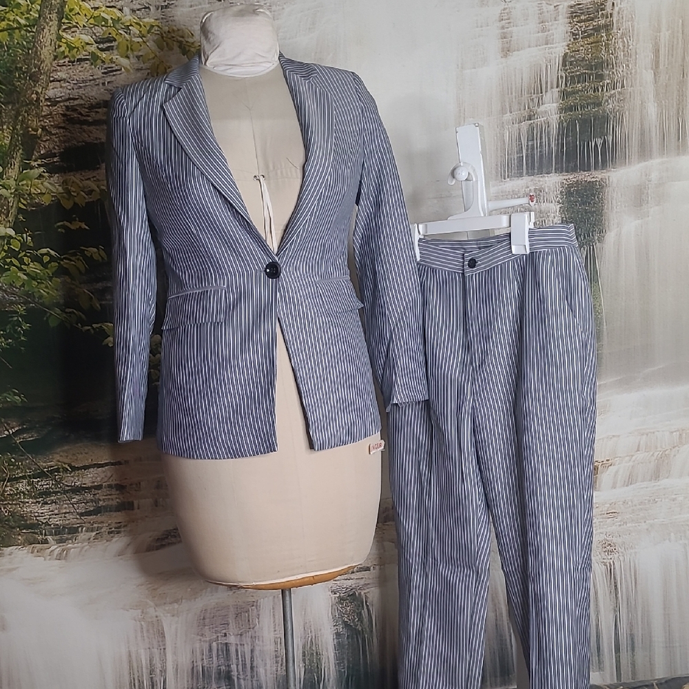 New with tags! SusieLady Womens XS Sharp Striped Blue Blazer and Pants Set